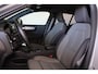Volvo XC40 B4 Core - IntelliSafe Assist & Surround - Parkeercamera achter - Verwarmde voorstoelen, stuur & achterbank - Parkeersensoren voor & achter - Draadloze tel. lader - Standkachel - Extra getint glas - Elektr. inklapbare trekhaak - 18' LMV