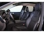 Volvo XC60 T6 Recharge AWD Plus Dark - LONG RANGE - Panorama/schuifdak - IntelliSafe Assist & Surround - 360º Camera - Harman/Kardon audio - Adaptieve LED koplampen - Verwarmde voorstoelen, stuur & achterbank - Parkeersensoren voor & achter - Elektr. bedienb. voorstoelen met geheugen - Draadloze tel. lader - Extra getint glas - Elektr. inklapbare trekhaak - 20' LMV
