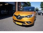 Renault Scenic 1.2 TCE 132PK BOSE VOL LUXE TWO TONE KEURIGE NETTE STAAT PANORAMADAK VOL LUXE LEDER STOELVERWARMING MASSAGESTOELEN TREKHAAK CAMERA NAVI APPS 20INCH 4X ALL SEASON BANDEN PDC V+A+ASSIST ENZ...