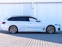 BMW 5-Serie Touring 530e M-SPORT ** LASER, LEDER, PANORAMA, TREKH, HuD, H&K Sound ** € 40.000,= onder NP - Ex. BMW-AG ** ** INFORMEER OOK NAAR ONZE AANTREKKELIJKE FINANCIAL-LEASE TARIEVEN **