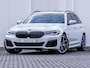BMW 5-Serie Touring 530e M-SPORT ** LASER, LEDER, PANORAMA, TREKH, HuD, H&K Sound ** € 40.000,= onder NP - Ex. BMW-AG ** ** INFORMEER OOK NAAR ONZE AANTREKKELIJKE FINANCIAL-LEASE TARIEVEN **