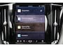 Volvo XC60 T6 Recharge AWD Ultra Dark - Luchtvering - Panorama/schuifdak - IntelliSafe Assist & Surround - 360º Camera - Adaptieve LED koplampen - Verwarmde voorstoelen, stuur & achterbank - Parkeersensoren voor & achter - Elektr. bedienb. voorstoelen met geheugen - Head up display - Draadloze tel. lader - Elektr. inklapbare trekhaak - 20' LMV