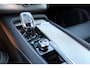 Volvo XC90 T8 Recharge AWD Ultra Dark - LONG RANGE - Luchtvering - Panorama/schuifdak - IntelliSafe Assist & Surround - 360º Camera - Adaptieve LED koplampen - Verwarmde voorstoelen, stuur & achterbank - Parkeersensoren voor & achter - Elektr. bedienb. voorstoelen met geheugen - Head up display - Draadloze tel. lader - Extra getint glas - Elektr. inklapbare trekhaak - 22' LMV