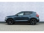 Volvo XC40 B4 Plus Black Edition 197 pk | Op voorraad | Extra getint glas | 20" velgen | Connect suède-textiel/Microtech-bekleding | Google Maps en Google Play Store