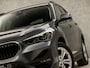 BMW X1 xDrive25e Sportline 221Pk Automaat (GROOT NAVI, HEAD-UP DISPLAY, DEALER ONDERHOUDEN, LEDEREN SPORTSTOELEN, CAMERA, STOELVERWARMING, GETINT GLAS, TREKHAAK, CRUISE, NIEUWSTAAT)
