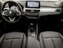 BMW X1 xDrive25e Sportline 221Pk Automaat (GROOT NAVI, HEAD-UP DISPLAY, DEALER ONDERHOUDEN, LEDEREN SPORTSTOELEN, CAMERA, STOELVERWARMING, GETINT GLAS, TREKHAAK, CRUISE, NIEUWSTAAT)