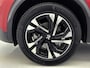 Peugeot e-2008 EV GT 50 kWh 136 pk | Navigatie | Elektrisch Glazen Panoramadak | Accu 98% | Achteruitrijcamera | Parkeersensoren Voor en Achter | LED Koplampen | Keyless Start | Dodehoek Detectie | Climate Control | 17" Lichtmetalen Velgen | Apple Carplay/Android Auto |