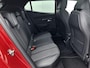 Peugeot e-2008 EV GT 50 kWh 136 pk | Navigatie | Elektrisch Glazen Panoramadak | Accu 98% | Achteruitrijcamera | Parkeersensoren Voor en Achter | LED Koplampen | Keyless Start | Dodehoek Detectie | Climate Control | 17" Lichtmetalen Velgen | Apple Carplay/Android Auto |
