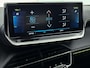 Peugeot e-2008 EV GT 50 kWh 136 pk | Navigatie | Elektrisch Glazen Panoramadak | Accu 98% | Achteruitrijcamera | Parkeersensoren Voor en Achter | LED Koplampen | Keyless Start | Dodehoek Detectie | Climate Control | 17" Lichtmetalen Velgen | Apple Carplay/Android Auto |