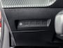 Peugeot e-2008 EV GT 50 kWh 136 pk | Navigatie | Elektrisch Glazen Panoramadak | Accu 98% | Achteruitrijcamera | Parkeersensoren Voor en Achter | LED Koplampen | Keyless Start | Dodehoek Detectie | Climate Control | 17" Lichtmetalen Velgen | Apple Carplay/Android Auto |