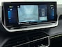 Peugeot e-2008 EV GT 50 kWh 136 pk | Navigatie | Elektrisch Glazen Panoramadak | Accu 98% | Achteruitrijcamera | Parkeersensoren Voor en Achter | LED Koplampen | Keyless Start | Dodehoek Detectie | Climate Control | 17" Lichtmetalen Velgen | Apple Carplay/Android Auto |