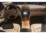 Mercedes-Benz E-klasse 280 Elegance YOUNGTIMER Nederlandse auto 150738 NAP laatste beurt pas gehad met oa Harman Kardon audio pdc navigatie stoelverwarming elektr verstelbare stoelen met memory automaat onderhoudshistorie compl