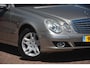 Mercedes-Benz E-klasse 280 Elegance YOUNGTIMER Nederlandse auto 150738 NAP laatste beurt pas gehad met oa Harman Kardon audio pdc navigatie stoelverwarming elektr verstelbare stoelen met memory automaat onderhoudshistorie compl