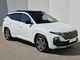 Hyundai Tucson 1.6 T-GDI PHEV Plug-in N Line Sky 4WD Automaat / Accu SoH 100% / Glazen schuif- en kanteldak / Apple Carplay Android Auto / Stuur- en Stoelverwarming / Rondomzicht camera / Elektrische achterklep / Trekgewicht 1350kg /