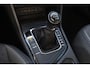 Volkswagen Tiguan 1.5 TSI Comfortline Business 96KW/130PK, trekhaak, 17 LMV, privacy glas, NL Auto 2e eigenaar door ons nieuw geleverd en onderhouden, elektrische achterklep, achteruitrijcamera, chrome dakrailing + sierlijsten, privacy glas, 3 zone climatronic, navigatie, parkeersensoren voor en achter privacy glas