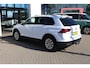 Volkswagen Tiguan 1.5 TSI Comfortline Business 96KW/130PK, trekhaak, 17 LMV, privacy glas, NL Auto 2e eigenaar door ons nieuw geleverd en onderhouden, elektrische achterklep, achteruitrijcamera, chrome dakrailing + sierlijsten, privacy glas, 3 zone climatronic, navigatie, parkeersensoren voor en achter privacy glas
