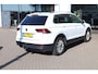 Volkswagen Tiguan 1.5 TSI Comfortline Business 96KW/130PK, trekhaak, 17 LMV, privacy glas, NL Auto 2e eigenaar door ons nieuw geleverd en onderhouden, elektrische achterklep, achteruitrijcamera, chrome dakrailing + sierlijsten, privacy glas, 3 zone climatronic, navigatie, parkeersensoren voor en achter privacy glas