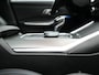 BMW 3-Serie 320e M Sport Shadow Plug In Hybrid PHEV | Alcantara Sportstoelen Verwarmd | Sfeerverlichting | 19"L.M | Virtual | Apple Carplay | DAB | Navi Full Map |