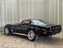 Chevrolet Corvette C3 Targa *Holley / Edelbrock* / Cruise Control / 350 Cu V8 5,7L Automaat / Chrome Knock-Off Wheels