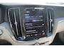 Volvo V60 T6 350PK Plug-in hybrid AWD Essential Edition | Adaptieve Cruise Control met Pilot Assist | Verwarmbare voorstoelen + stuurwiel | High Performance Audiosysteem | Park Assist voor + achter | Parkeercamera achter |  Blind Spot Information System | Apple CarPlay | 18'' Lichtmetalen wielen |
