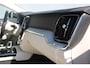 Volvo V60 T6 Plug-in hybrid AWD Essential Edition | Demo Deal | Adaptieve Cruise Control met Pilot Assist | Verwarmbare voorstoelen | Verwarmbaar stuurwiel | Verwarmbare achterbank | Parkeer assistent voor | Parkeer assistent achter | Parkeercamera achter  | Apple CarPlay | 18 inch Lichtmetalen velgen | Alarmklasse 3