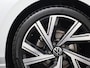 Volkswagen Golf 1.5eTSI/150PK R-Line Blckstyle DSG · Panoramadak · Camera + Parkeersensoren · App connect · Garantie tot februari 2026