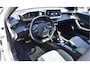 Peugeot e-2008 GT-Line EV 50 kWh / Cruise control / Panoramisch schuifdak / Lane assist