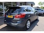 BMW 2-Serie Active Tourer 225xe Centennial High Executive HUD LEER TREKHAAK-AFN NAP PANO CLIMATE STOELVERW 17''LMV 2xPDC ELEK-ACHTERKLEP ZWARTE-HEMEL