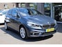 BMW 2-Serie Active Tourer 225xe Centennial High Executive HUD LEER TREKHAAK-AFN NAP PANO CLIMATE STOELVERW 17''LMV 2xPDC ELEK-ACHTERKLEP ZWARTE-HEMEL