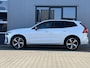 Volvo XC60 2.0 T6 Plug-in hybrid AWD R-Design 349 PK | Crystal White | Trekhaak | Harman Kardon