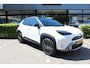 Toyota Yaris Cross 1.5 Hybrid Adventure Bi-Tone | Rijklaar | Panoramadak | Trekhaak | Head Up | Blind Spot | Apple/Android | Navi | Stoel-/stuurverw. | JBL | LED