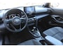 Toyota Yaris Cross 1.5 Hybrid Adventure Bi-Tone | Rijklaar | Panoramadak | Trekhaak | Head Up | Blind Spot | Apple/Android | Navi | Stoel-/stuurverw. | JBL | LED
