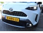 Toyota Yaris Cross 1.5 Hybrid Adventure Bi-Tone | Rijklaar | Panoramadak | Trekhaak | Head Up | Blind Spot | Apple/Android | Navi | Stoel-/stuurverw. | JBL | LED