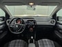 Peugeot 108 Allure 72 pk | Navigatie via Apple Carplay/Android Auto | Achteruitrijcamera | LED Dagrijverlichting | Keyless Entry/Start | Lederen Stuurwiel en Versnellingspook | Climate Control | Cruise Control | 15" Lichtmetalen Velgen |