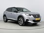 Peugeot e-2008 EV GT 54 kWh 156 pk | Navigatie | Achteruitrijcamera | Parkeersensoren Voor en Achter | Alcantara Bekleding | Sportstoelen | Full-LED Koplampen | Keyless Entry/Start | Climate Control | Cruise Control | 17" Lichtmetalen Velgen | Apple Carplay/Android Auto |