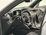 Peugeot e-2008 EV GT 54 kWh 156 pk | Navigatie | Achteruitrijcamera | Parkeersensoren Voor en Achter | Alcantara Bekleding | Sportstoelen | Full-LED Koplampen | Keyless Entry/Start | Climate Control | Cruise Control | 17" Lichtmetalen Velgen | Apple Carplay/Android Auto |