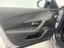Peugeot e-2008 EV GT 54 kWh 156 pk | Navigatie | Achteruitrijcamera | Parkeersensoren Voor en Achter | Alcantara Bekleding | Sportstoelen | Full-LED Koplampen | Keyless Entry/Start | Climate Control | Cruise Control | 17" Lichtmetalen Velgen | Apple Carplay/Android Auto |