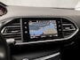 Peugeot 308 SW 1.2 PureTech Sport (APPLE CARPLAY, GROOT NAVI, LEDER/ALCANTARA, PARKEERSENSOREN, SPORTSTOELEN, LANE ASSIST, DAB+, CRUISE, NIEUWSTAAT)