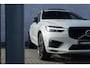 Volvo XC60 Recharge T6 340 pk AWD R-Design Volvo XC60 Recharge T6 AWD R-Design | Navi | Head-Up Display | Schuif-/Kanteldak | Keyless | 360 Camera | Adaptieve Cruise | Getint Glas | BLIS | Harman Kardon Audio | Stuur-/Stoelverwarming Voor + Achter | Standkachel | 22" LM