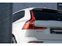 Volvo XC60 Recharge T6 340 pk AWD R-Design Volvo XC60 Recharge T6 AWD R-Design | Navi | Head-Up Display | Schuif-/Kanteldak | Keyless | 360 Camera | Adaptieve Cruise | Getint Glas | BLIS | Harman Kardon Audio | Stuur-/Stoelverwarming Voor + Achter | Standkachel | 22" LM