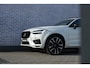 Volvo XC60 Recharge T6 340 pk AWD R-Design Volvo XC60 Recharge T6 AWD R-Design | Navi | Head-Up Display | Schuif-/Kanteldak | Keyless | 360 Camera | Adaptieve Cruise | Getint Glas | BLIS | Harman Kardon Audio | Stuur-/Stoelverwarming Voor + Achter | Standkachel | 22" LM