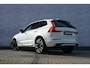 Volvo XC60 Recharge T6 340 pk AWD R-Design Volvo XC60 Recharge T6 AWD R-Design | Navi | Head-Up Display | Schuif-/Kanteldak | Keyless | 360 Camera | Adaptieve Cruise | Getint Glas | BLIS | Harman Kardon Audio | Stuur-/Stoelverwarming Voor + Achter | Standkachel | 22" LM