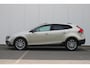 Volvo V40 Cross Country T3 Polar+ Luxury Premium audio by Harman Kardon | Panoramisch schuif/-kanteldak | Park Assist voor + achter | Parkeercamera achter | Verwarmbare voorstoelen | 17'' Lichtmetalen wielen