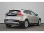 Volvo V40 Cross Country T3 Polar+ Luxury Premium audio by Harman Kardon | Panoramisch schuif/-kanteldak | Park Assist voor + achter | Parkeercamera achter | Verwarmbare voorstoelen | 17'' Lichtmetalen wielen