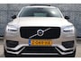 Volvo XC90 2.0 T8 Recharge AWD Ultimate Dark | Luchtvering | Head-up display | Bowers & Wilkins Audio | Elektr. verstelbare voorstoelen i.c.m. Memory | Stoel + stuurverwarming | 360 Camera | Schuif-\-kanteldak | Lederen dashoboard | Gelamineerde ramen |