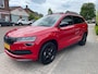 Skoda Karoq 1.5 TSI ACT Sportline Business Aut.|Schuifd.|Trekh.|Camera| Velvet Red Met.