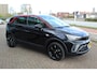 Opel Crossland 1.2-130pk Turbo GS Line. Sportieve en unieke auto ! Slechts 25.000km ! AGR stoelen, navigatie, telefoon voorbereiding., cruise cntrl, volautm. airco, metallic lak, 'Black-Red Line', LM wielen, Isofix etc.