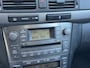 Toyota Avensis Wagon 2.0 VVTi Luna Clima, Radio, Cruise control, Lichtmetalen velgen Bij de verkoop van gebruikte voertuigen door CD-Cars wordt geen standaard garantie verstrekt. De koper aanvaardt het voertuig in de staat waarin het zich bevindt op het moment van aankoop, in