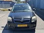 Toyota Avensis Wagon 2.0 VVTi Luna Clima, Radio, Cruise control, Lichtmetalen velgen Bij de verkoop van gebruikte voertuigen door CD-Cars wordt geen standaard garantie verstrekt. De koper aanvaardt het voertuig in de staat waarin het zich bevindt op het moment van aankoop, in