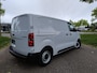 Citroën E-Jumpy L2 75 kWh 136pk AUTOMAAT | 354 KM WLTP | Airco | Cruise control | Bluetooth radio | Multimediascherm | Audiobediening stuurwiel | Parkeersensoren achter | Bestuurdersstoel comfort | Bank voorpassagiers | Tussenwand comfort met raam | e-PTO 400 | Laadkabel  3f. 11 kW | Reservewiel | van €45.396 voor €35.295 ex. BTW